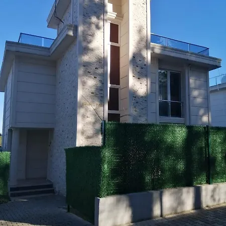 Villa Maqbal *